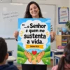 Professora apresentando cartaz Salmo 54:4 para crianças em sala de aula